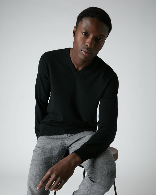 N.Peal Men's Burlington V Neck Cashmere Jumper Black