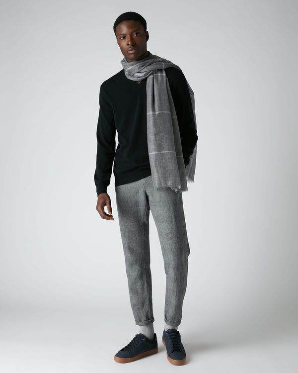 N.Peal Men's Burlington V Neck Cashmere Jumper Black