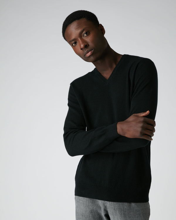N.Peal Men's Burlington V Neck Cashmere Jumper Black