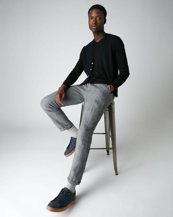 N.Peal 007 Fine Gauge Cashmere V Neck Jumper Black