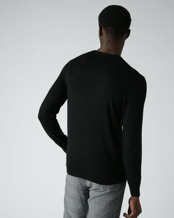 N.Peal 007 Fine Gauge Cashmere V Neck Jumper Black