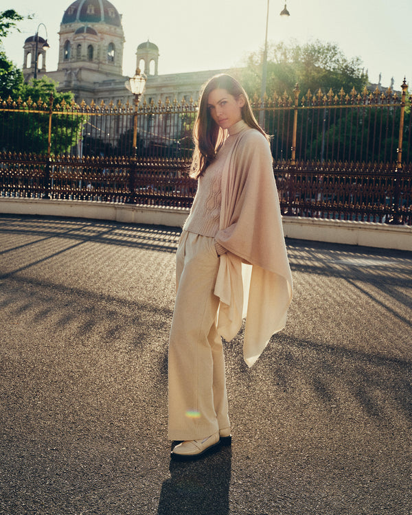 N.Peal Women's Lily Ombre Cashmere Cape Ecru White