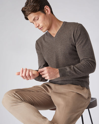 N.Peal Men's The Burlington V Neck Cashmere Jumper Biscotti Brown