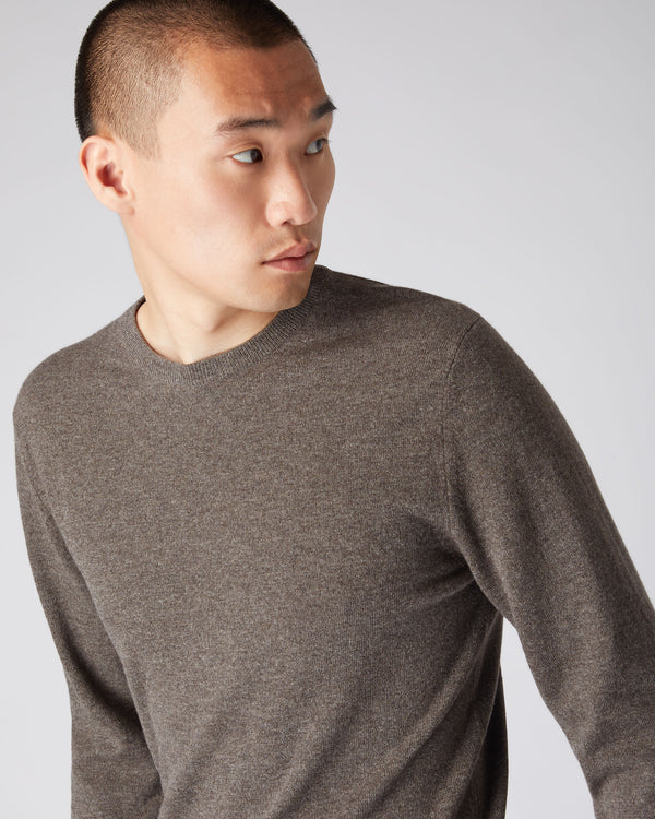 N.Peal Men's The Oxford Round Neck Cashmere Jumper Biscotti Brown