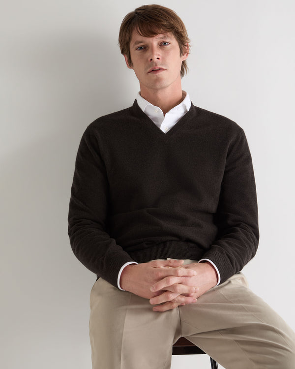 N.Peal Men's Burlington V Neck Cashmere Jumper Chocolate Brown