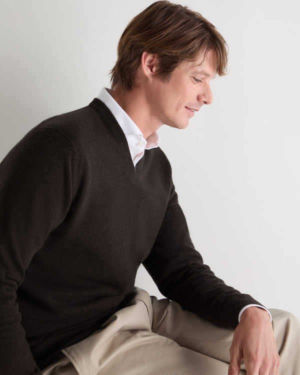 N.Peal Men's Burlington V Neck Cashmere Jumper Chocolate Brown