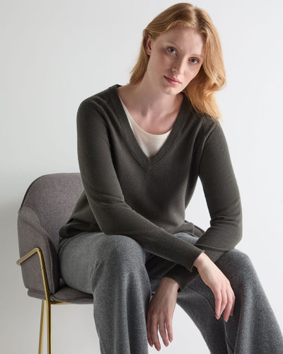 N.Peal Women's Relaxed V Neck Cashmere Jumper Arabica Khaki Green