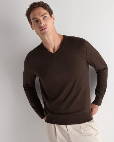 N.Peal Men's Conduit Fine Gauge Cashmere V Neck Jumper Redwood
