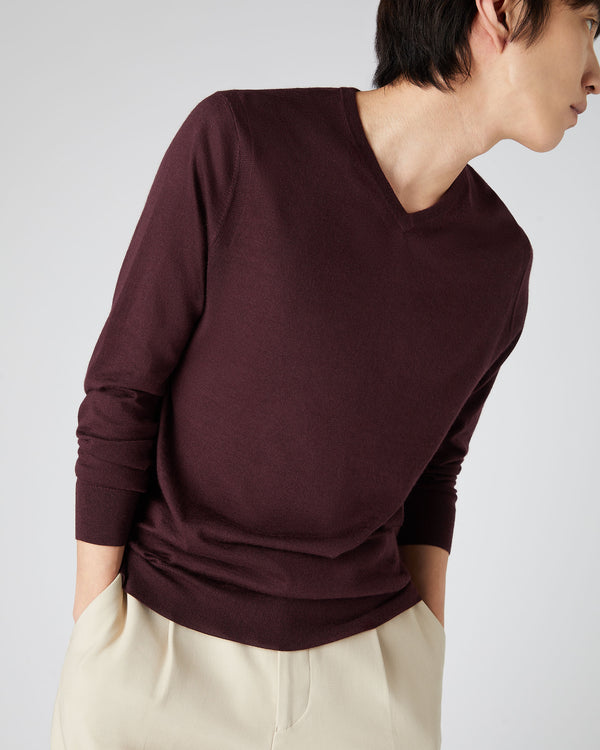 N.Peal Men's Conduit Fine Gauge Cashmere V Neck Jumper Clove Brown