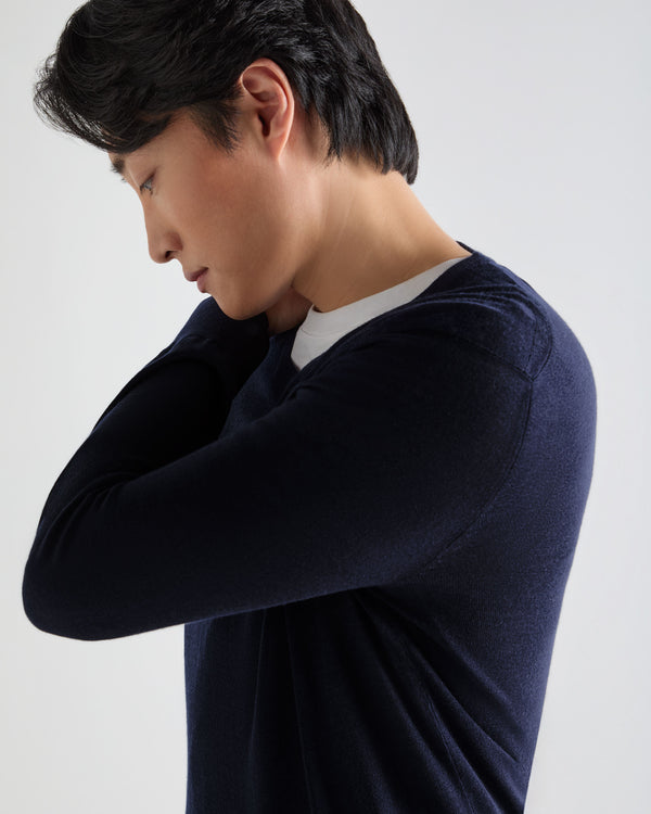 N.Peal Men's Conduit Fine Gauge Cashmere V Neck Jumper Summer Navy Blue