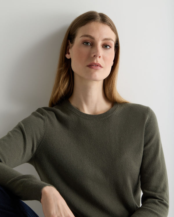 N.Peal Women's Evie Classic Round Neck Cashmere Jumper Olive Green
