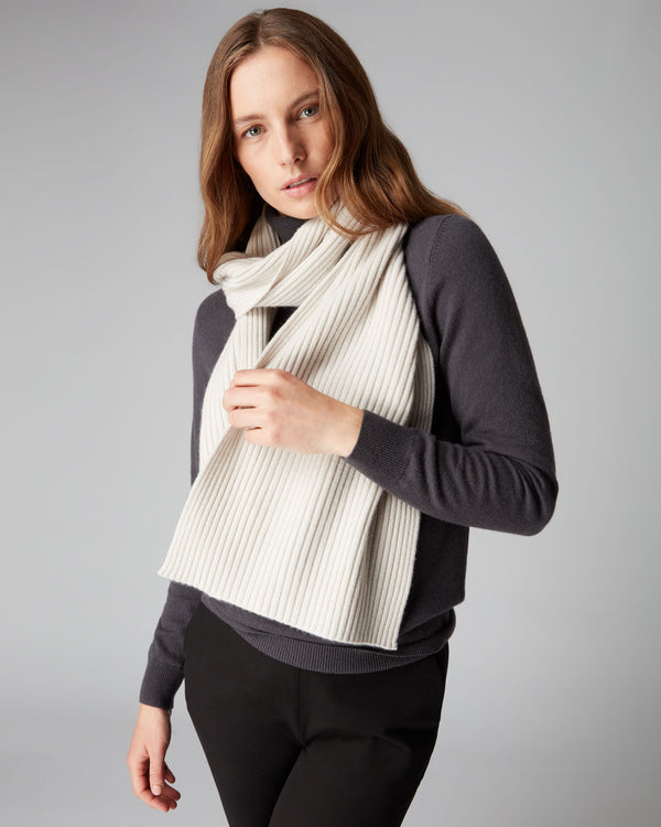 N.Peal Unisex Short Ribbed Cashmere Scarf Snow Grey