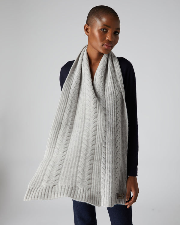 Women's Wide Cable Cashmere Scarf Fumo Grey