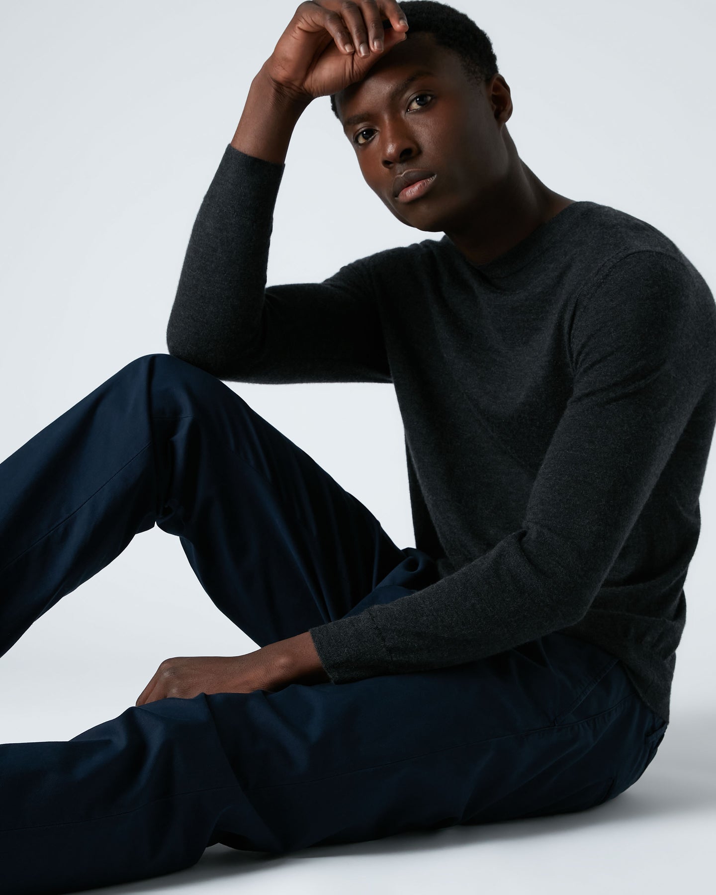 Men's Fine Gauge Cashmere Round Neck Jumper Dark Charcoal Grey | N.Peal