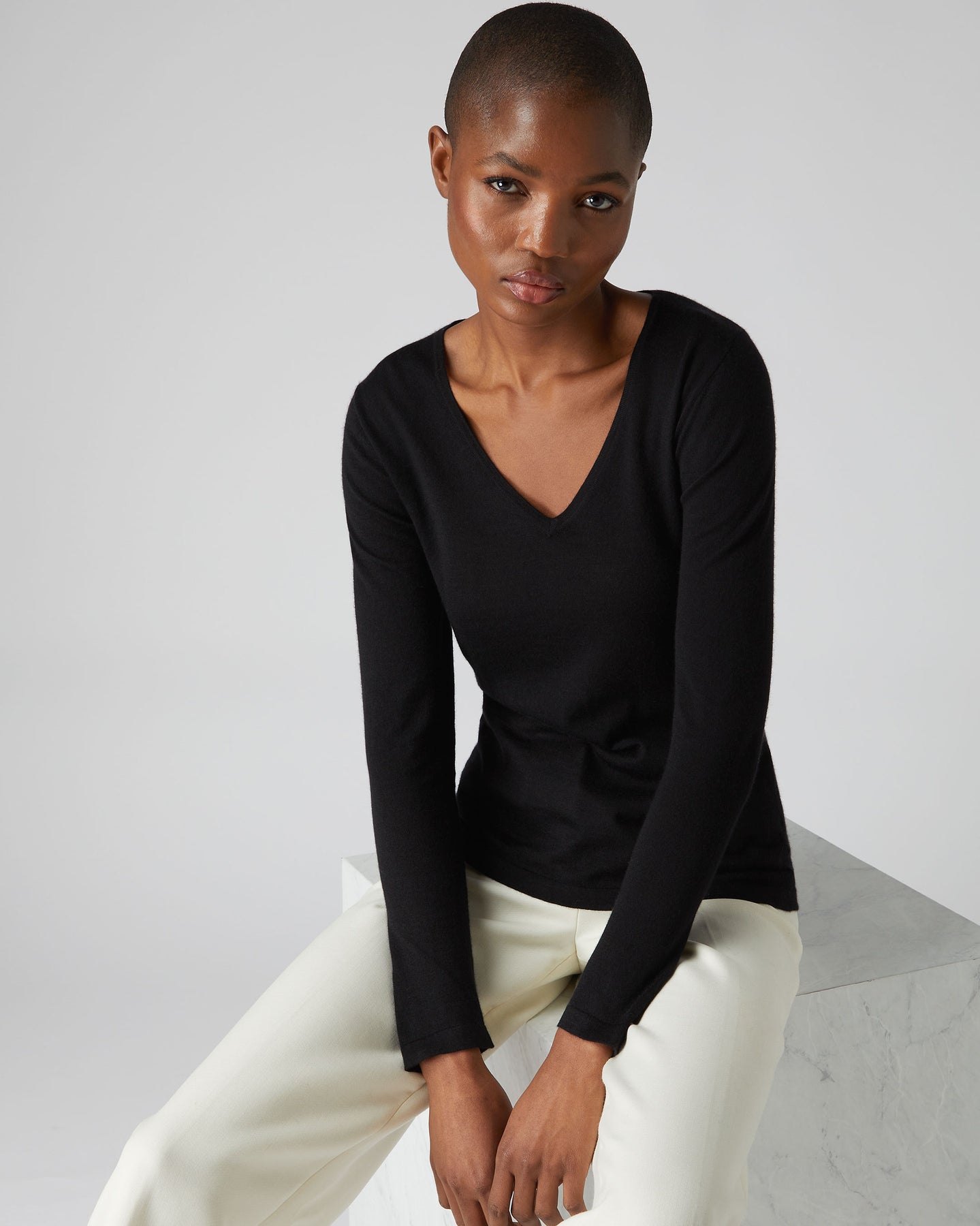 Women's Superfine V Neck Cashmere Jumper Black | N.Peal