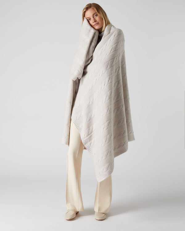 N.Peal Cable Cashmere Throw Snow Grey