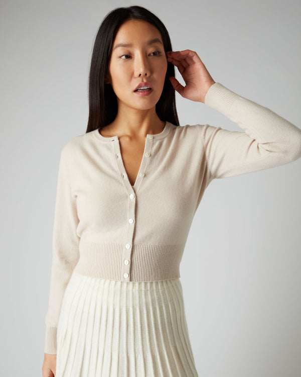 N.Peal Women's Long Sleeve Cropped Cashmere Cardigan Almond White