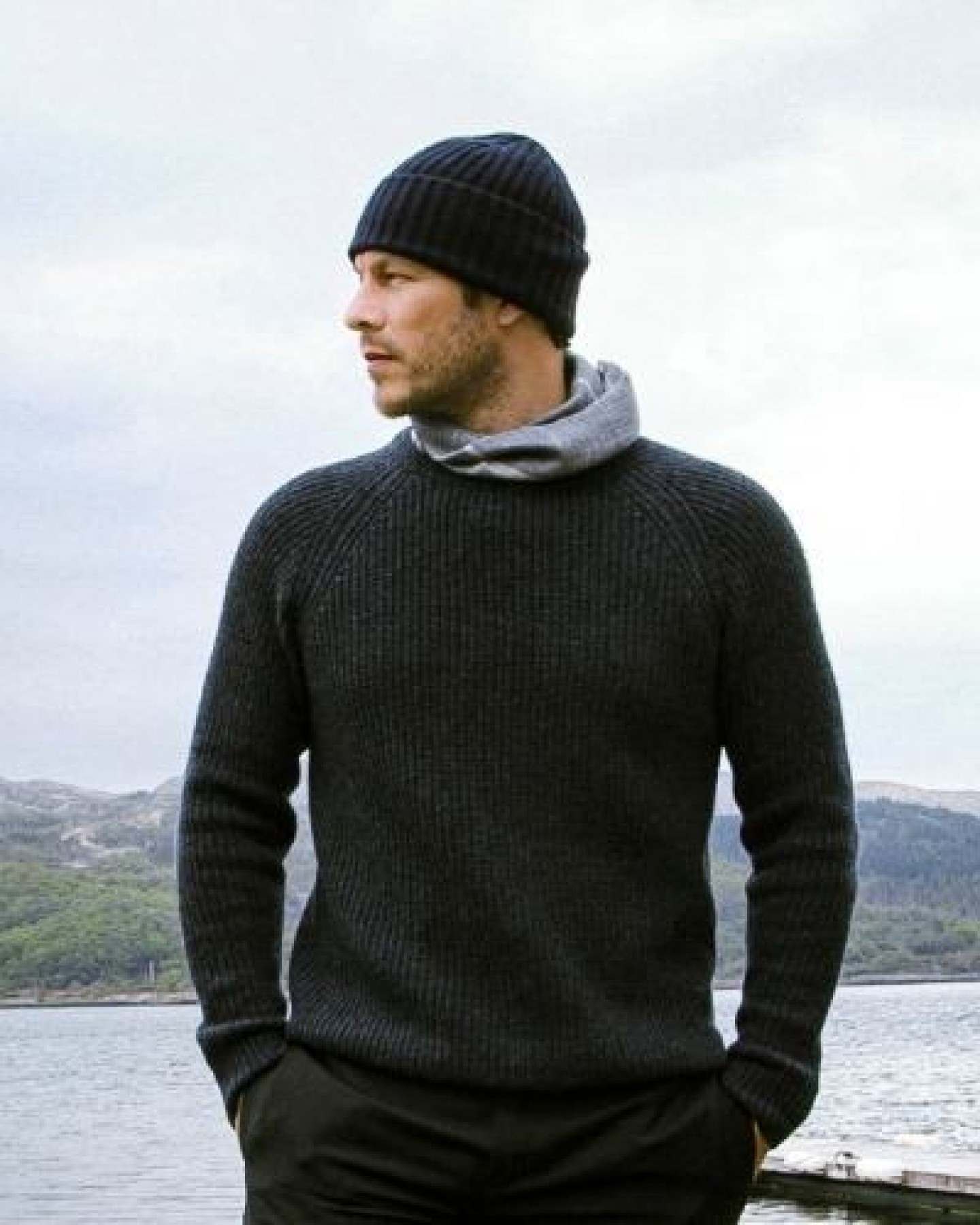 007 Fishermans Rib Round Neck Jumper Dark Charcoal Grey N.Peal